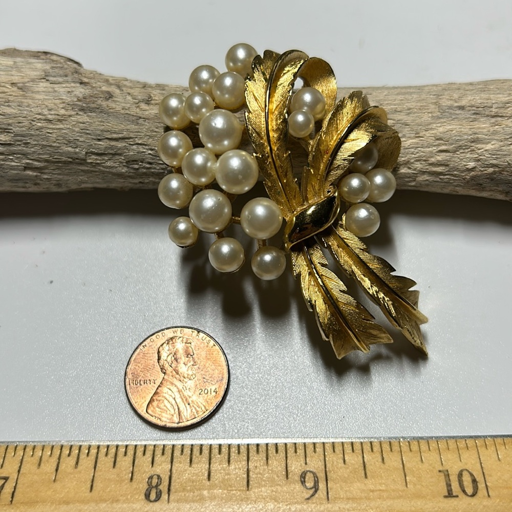 Beautiful Vintage Trifari Pin Gold tone with Creamy White Pearls